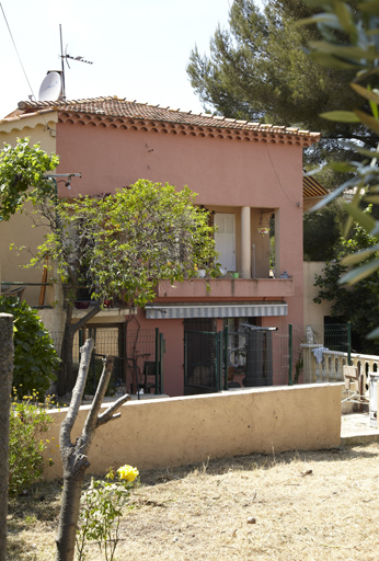 Villa des années 1930-1950 avec loggia et jardinières en ciment. Bouteilliers (les) . Hortensias (boulevard des). 2007 F4 440.