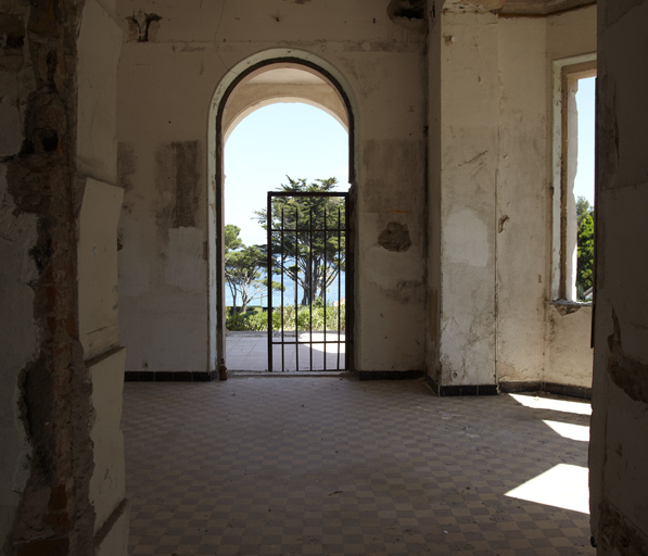 Porte d'entrée principale.