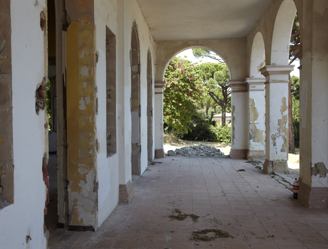 Portique sur la façade sud-est, sur jardin et sur mer.