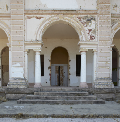 Entrée principale en serlienne.
