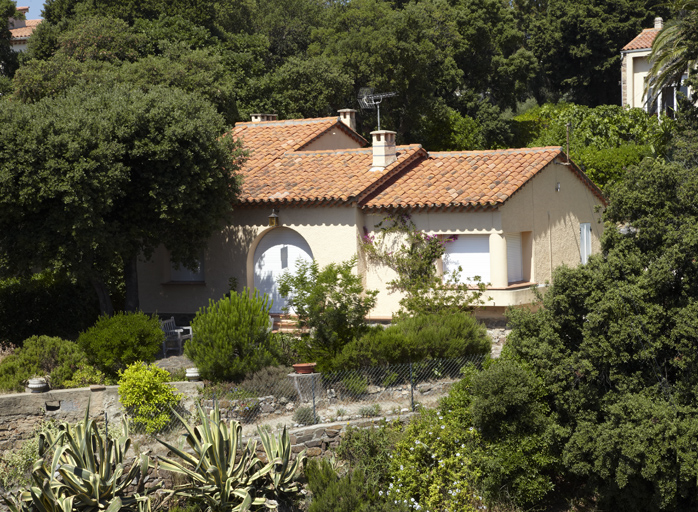 Villa Quelques Pins construite dans les années 1950. Croisette (la). Saint-Exupéry (avenue). 2007 F4 841.