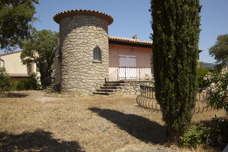 Villa construite dans les années 1960. Capet (le). Grand Pin (lotissement le). 2007 F4 909.
