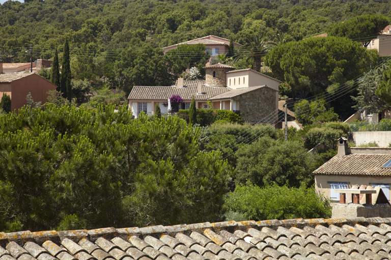 Villa construite dans les années 1960 avec une tour assurant l'articulation entre les deux corps de bâtiment. Capet (le). Grand Pin (lotissement le). 2007 F4 942.
