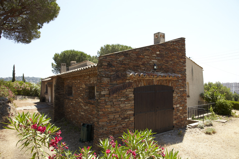 Villa construite dans les années 1960-1970 avec un parement de pierres de taille. Capet (le). Grand Pin (lotissement le). 2007 F4 903.