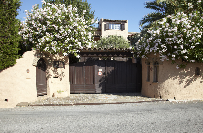 Villa construite dans les années 1970. Vue prise de la rue. Capet (le). Grand Pin (lotissement le). 2007 F4 967.