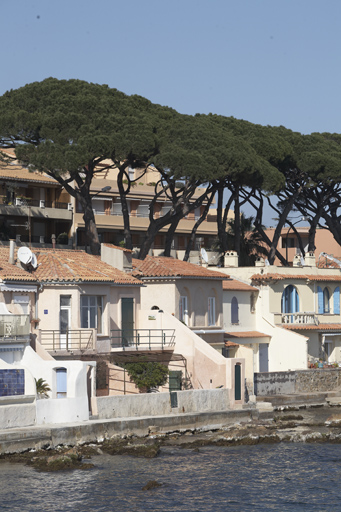 Villas L'Arapède, La Dunette, L'Aïgo et La Passerelle (La Tramontane). Années 1920-1930. Façades sud sur la mer. Batterie (la). Général-Leclerc (avenue du).