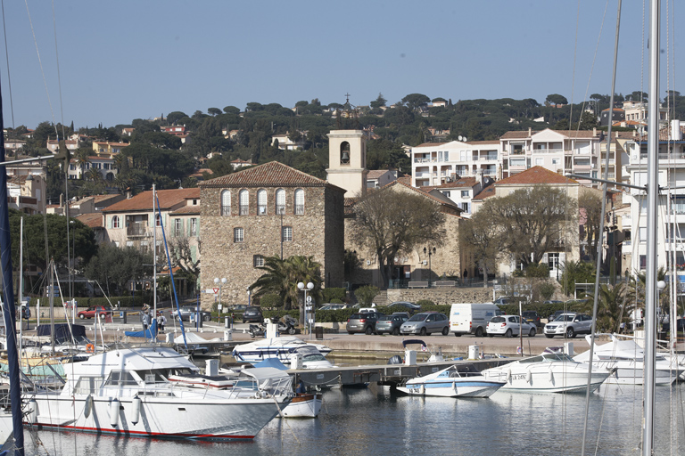 La station balnéaire autour de La Tour Carrée et de l'église. Vue prise du port.
