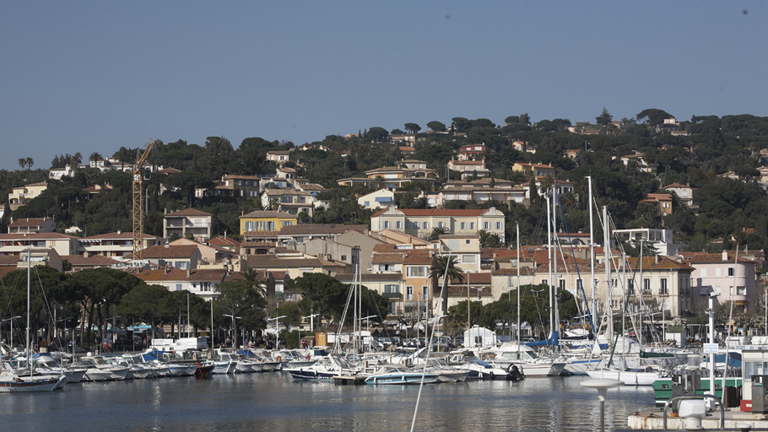 Vue d'ensemble du port, de la station balnéaire et des villas sur la colline de Bellevue.