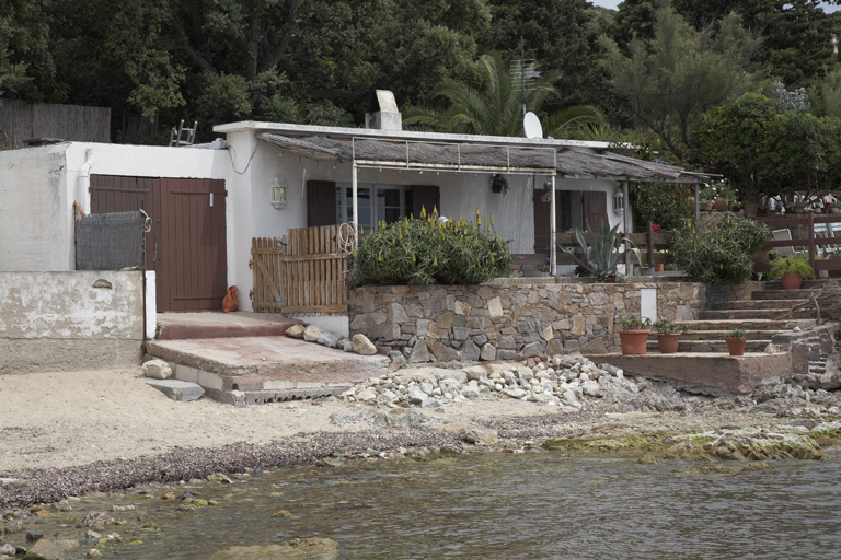 La Samana : cabanon de plage et garage à bateau. Croisette (la). Raoul-Nordling (avenue). 2007 F5 878.