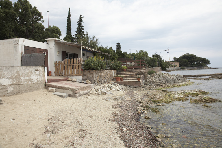 La Samana : cabanon de plage et garage à bateau. Vue d'ensemble. Croisette (la). Raoul-Nordling (avenue). 2007 F5 878.