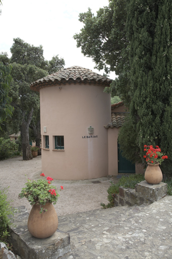 Tour à l'angle nord-est de la maison.