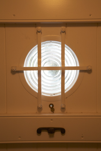 Revers du judas en verre. Vantail de la porte d'entrée principale.