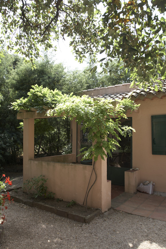 La petite terrasse et sa pergola.