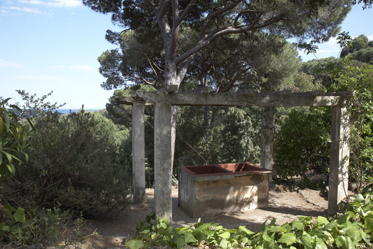 Lavoir abrité par une pergola.