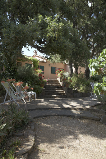 Vue de situation de la maison prise du sud.