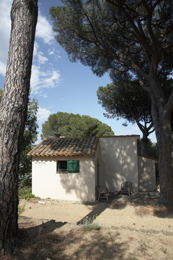 Bâtiment abritant l'atelier en rez-de-chaussée surélevé au-dessus d'une chambre. Façade ouest.