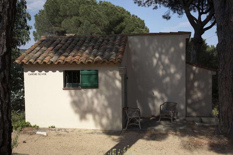 Bâtiment dit L'Arche de Noé abritant l'atelier en rez-de-chaussée surélevé au-dessus d'une chambre. Façade ouest.
