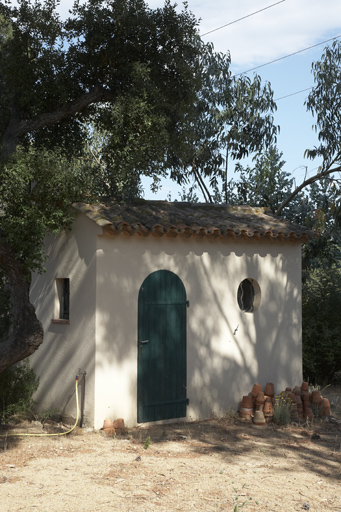 Bâtiment abritant l'atelier en rez-de-chaussée surélevé au-dessus d'une chambre. Façade nord.
