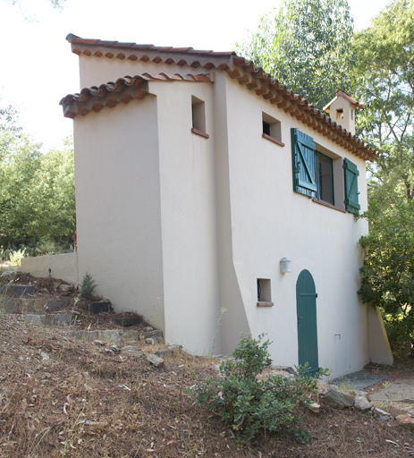 Bâtiment abritant l'atelier en rez-de-chaussée surélevé au-dessus d'une chambre. Vue de volume prise du sud-est.
