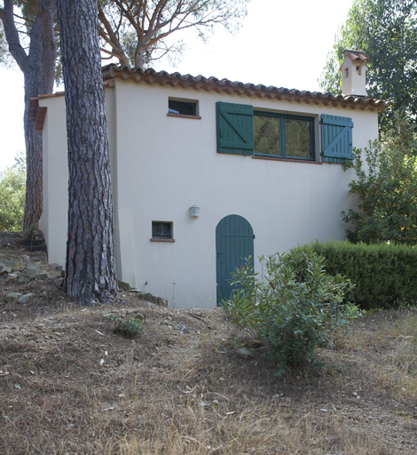 Bâtiment abritant l'atelier en rez-de-chaussée surélevé au-dessus d'une chambre. Façade à l'est.