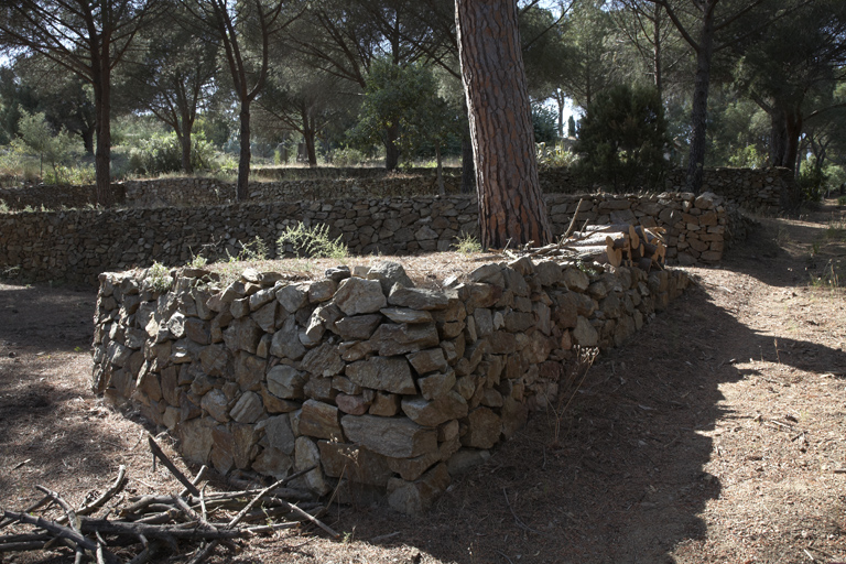 Jardin aménagé en terrasses. Murs de soutènement.