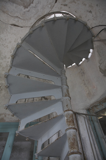 Escalier en fer reliant la chambre de veille à la terrasse.