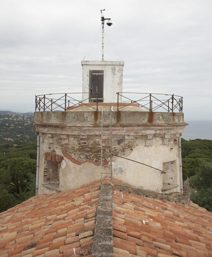 Tour surmontée de la terrasse.