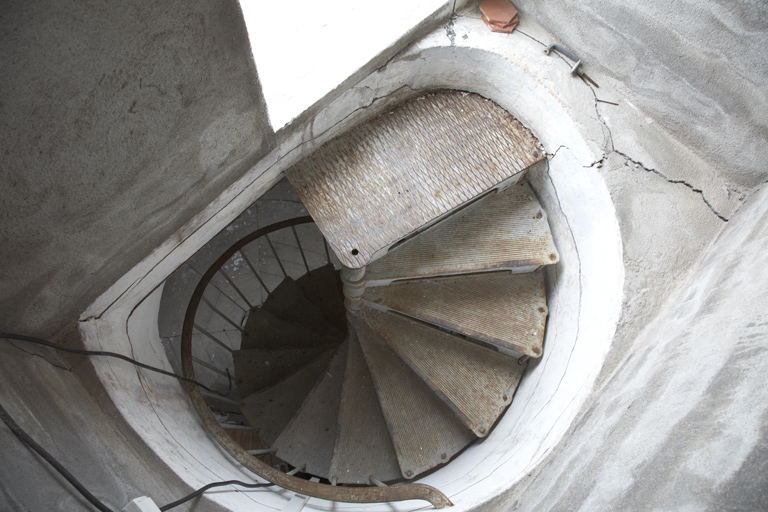 Escalier en fer reliant la chambre de veille à la terrasse.