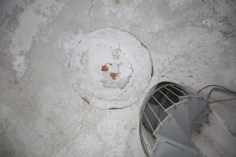 Plafond de la chambre de veille. Trou obturé par où passait le mât orientable.