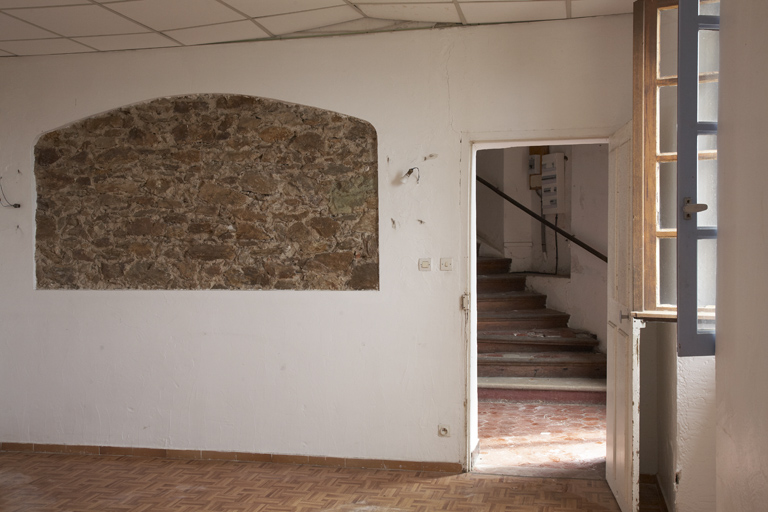 Rez-de-chaussée surélevé. Pièce d'habitation.