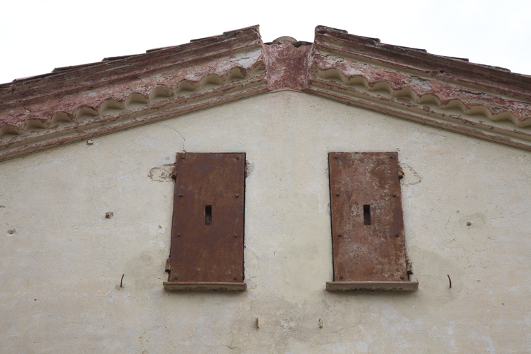 Pignon sud-ouest. Trace de l'ancien passage du mât à pavillons.