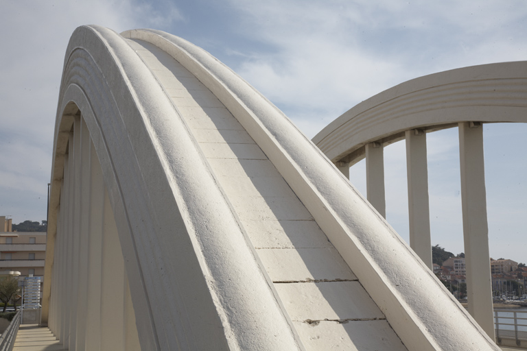 Dessus de l'arc en béton armé auquel est suspendu le tablier.