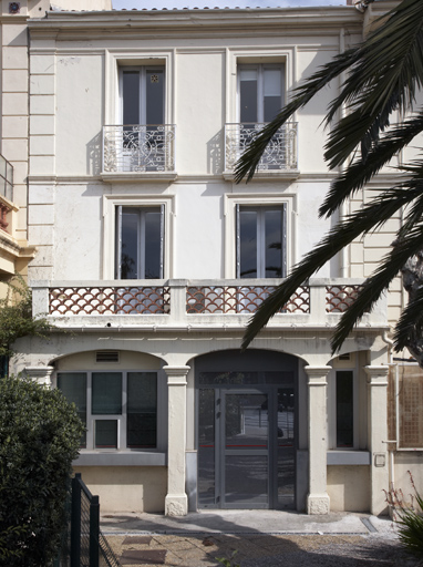 Banque, ancien Comptoir d'Escompte du Golfe, actuellement BNP. Antérieure à 1929. Façade sur l'avenue Charles-de-Gaulle. Louis-Blanc (place) et Charles-de-Gaulle (avenue). 2007 AB 453, 454.