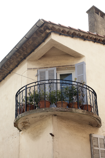 Maison des années 1930. Angle nord à pans coupés pour aménager une fenêtre et un balcon. Siméon-Fabre (rue) ; Belges (rue des) ; Marché (rue du). 2007 AB 393.