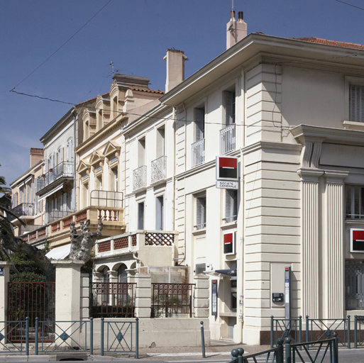 Façades sur jardin des villas de l'avenue Charles-de-Gaulle.