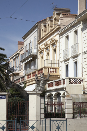 Façades sur jardin des villas de l'avenue Charles-de-Gaulle.