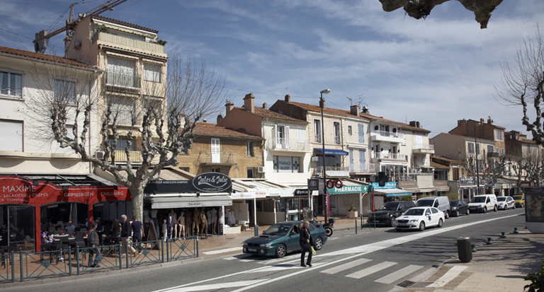 Immeubles et commerces le long de l'avenue Charles-de-Gaulle.