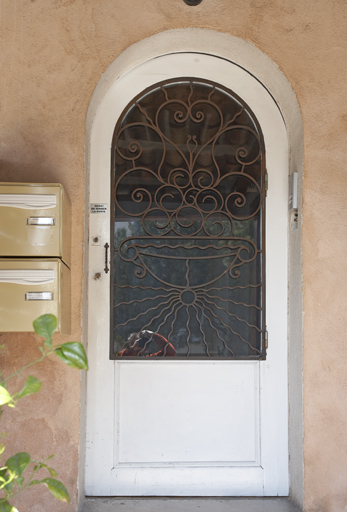 Ancien hôtel de voyageurs Le Pourquoi-Pas ? Antérieur à 1900. Porte d'entrée à ferronnerie Art Déco. Batterie (la). Berthie-Albrecht (avenue) 4. 2007 AB 176.