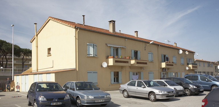 Immeuble (logements ouvriers) construit en 1952. Architecte : René Tomenotti. Vue de volume prise du sud. Claude-Caranta (place). 2007 AB 984.
