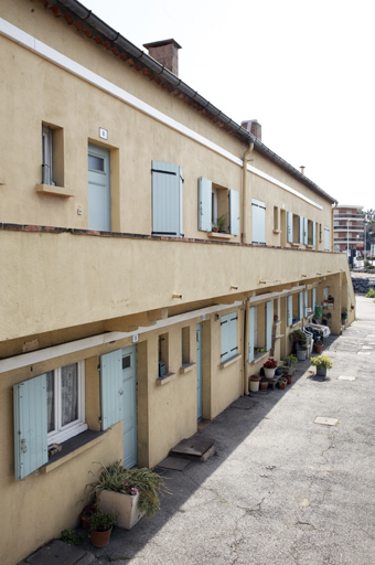 Immeuble (logements ouvriers) construit en 1952. Architecte : René Tomenotti. Façade ouest. Claude-Caranta (place). 2007 AB 984.
