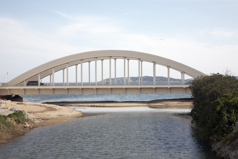 Vue prise du pont de l'avenue Saint-Exupéry, au nord.