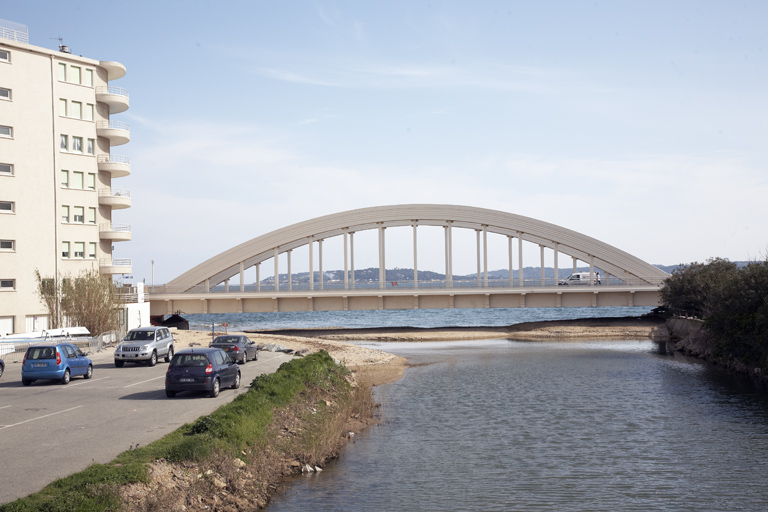 Vue prise du pont de l'avenue Saint-Exupéry, au nord.