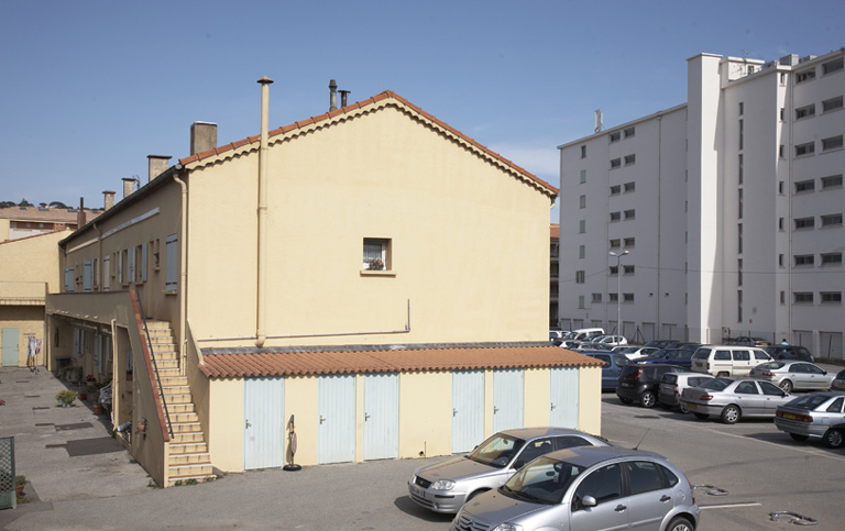 Immeuble (logements ouvriers) construit en 1952. Architecte : René Tomenotti. Façade ouest. Claude-Caranta (place). 2007 AB 984.