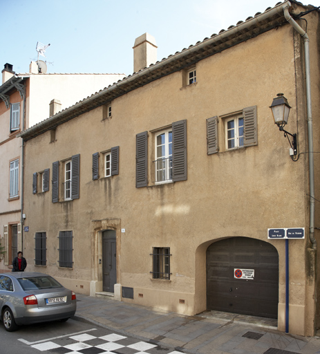 Maison 26, place Louis-Blanc. Cette villa, à l'allure de maison urbaine, possède à l'arrière, au sud, un grand jardin. 2007 AB 459.