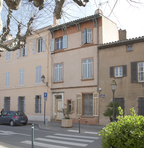 Villas Calendal (à gauche) et La Motte (à droite), attribuée à l'architecte René Darde. Façades nord sur la place Louis-Blanc. Charles-de-Gaulle (avenue) 54, 56. 2007 AB 457, 458.