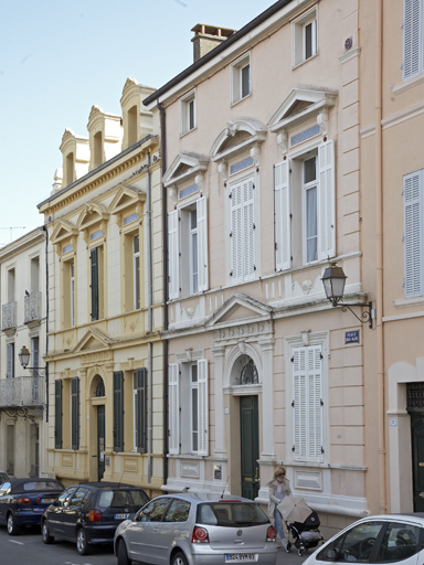 Façades sur la place Louis-Blanc.