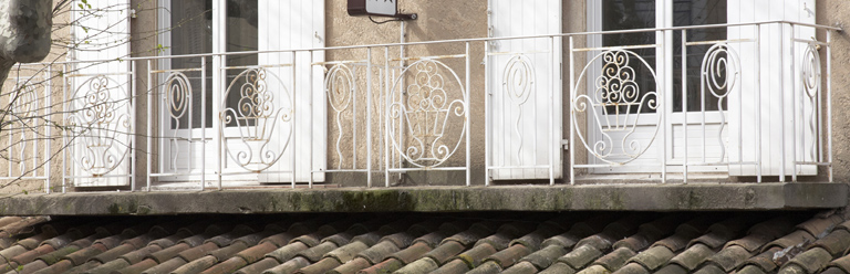 Hôtel Moderne, actuellement Le Revest, construit dans les années 1920. Garde-corps en ferronnerie Art Déco au balcon du premier étage. Jean-Jaurès (avenue) 48. 2007 AB 680.