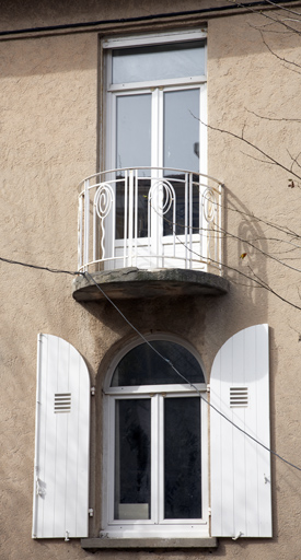 Hôtel Moderne, actuellement Le Revest, construit dans les années 1920. Travée droite. Jean-Jaurès (avenue) 48. 2007 AB 680.