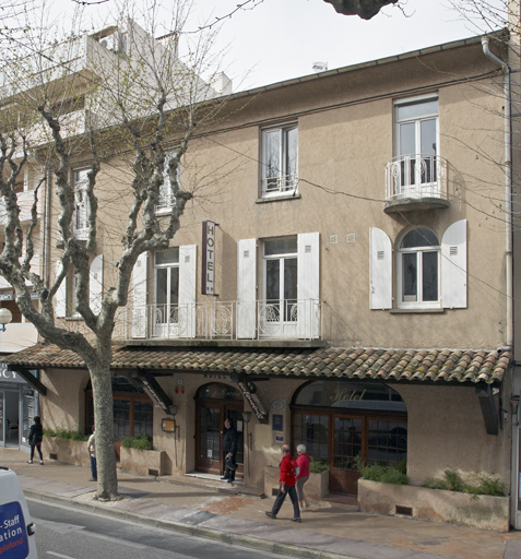 Hôtel Moderne, actuellement Le Revest, construit dans les années 1920. Vue d'ensemble. Jean-Jaurès (avenue) 48. 2007 AB 680.