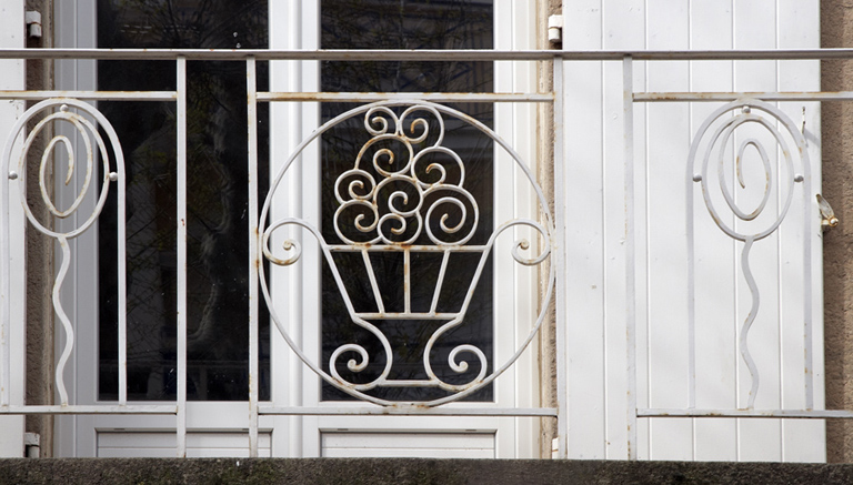 Hôtel Moderne, actuellement Le Revest, construit dans les années 1920. Garde-corps en ferronnerie Art Déco au balcon du premier étage. Détail du motif décoratif. Jean-Jaurès (avenue) 48. 2007 AB 680.